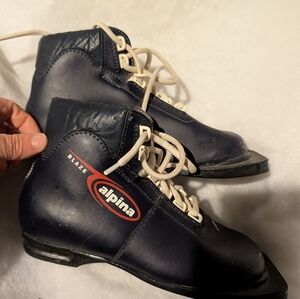 Cross Country Ski Boots 3 Pin 75mm Size 35 Euro Unisex